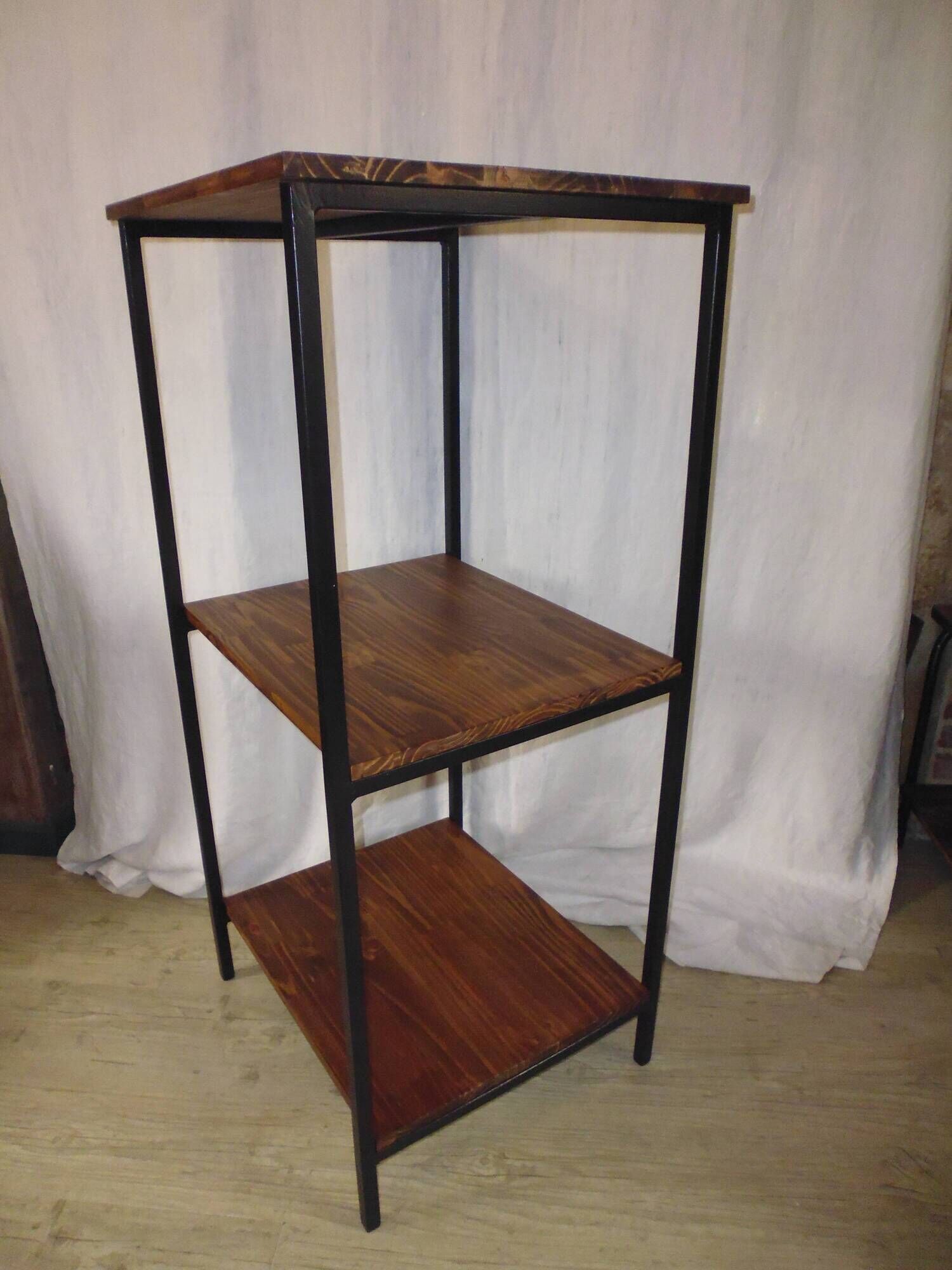 Extended workshop column on metal and wood stand
