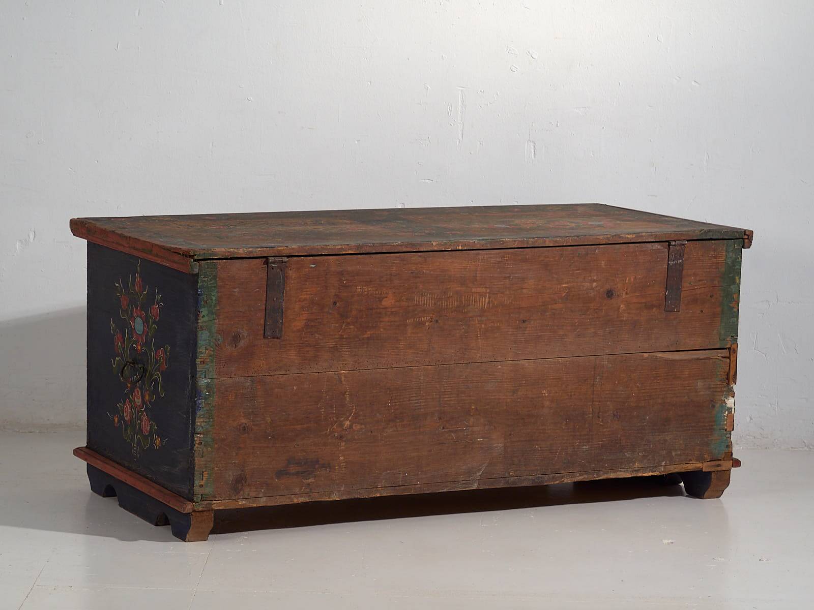 Antique trunk with floral motifs (c.1870)