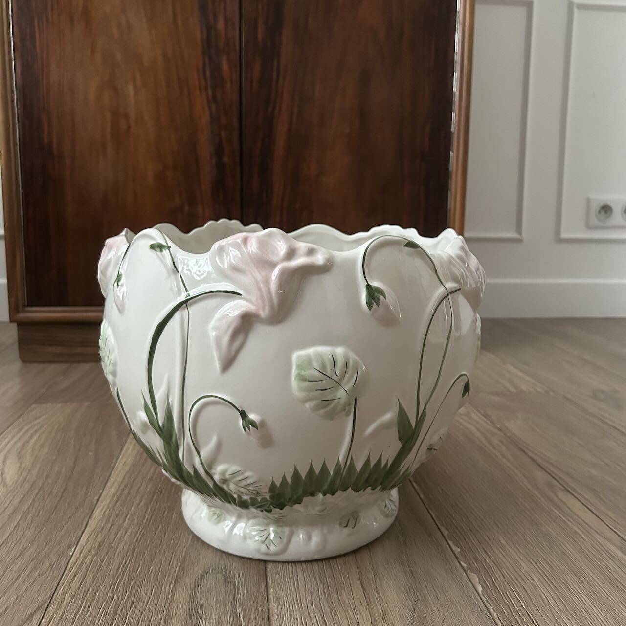 Antique cache-pot, slipware decoration.