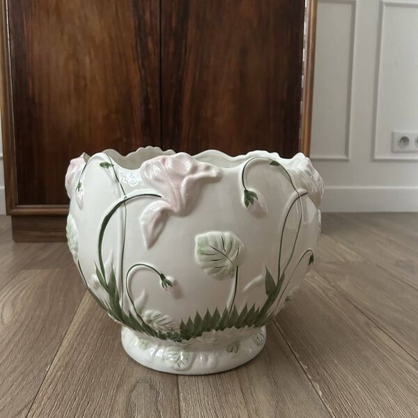 Cache-pot ancien, décor en barbotine