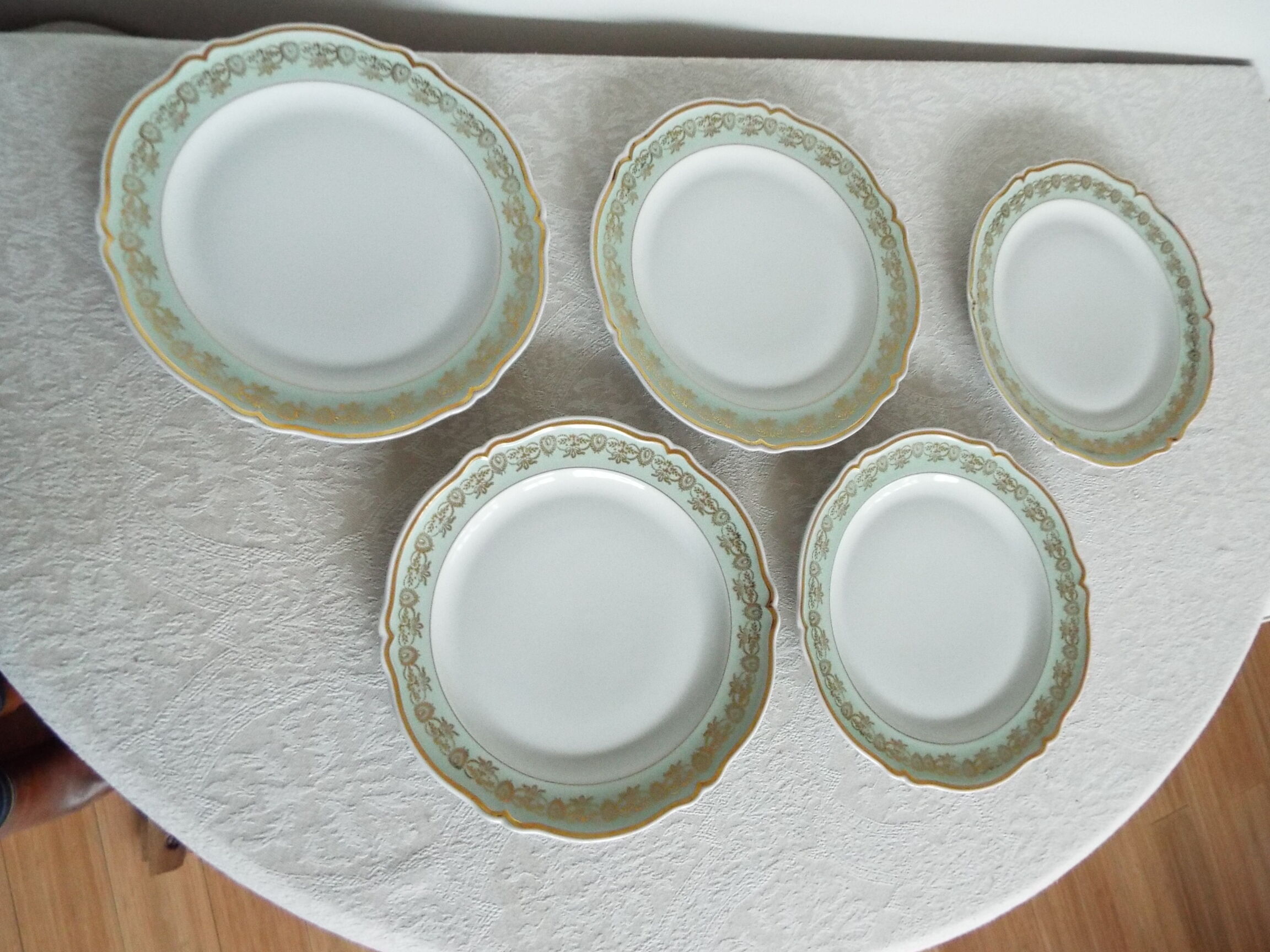 5 flat porcelain plates