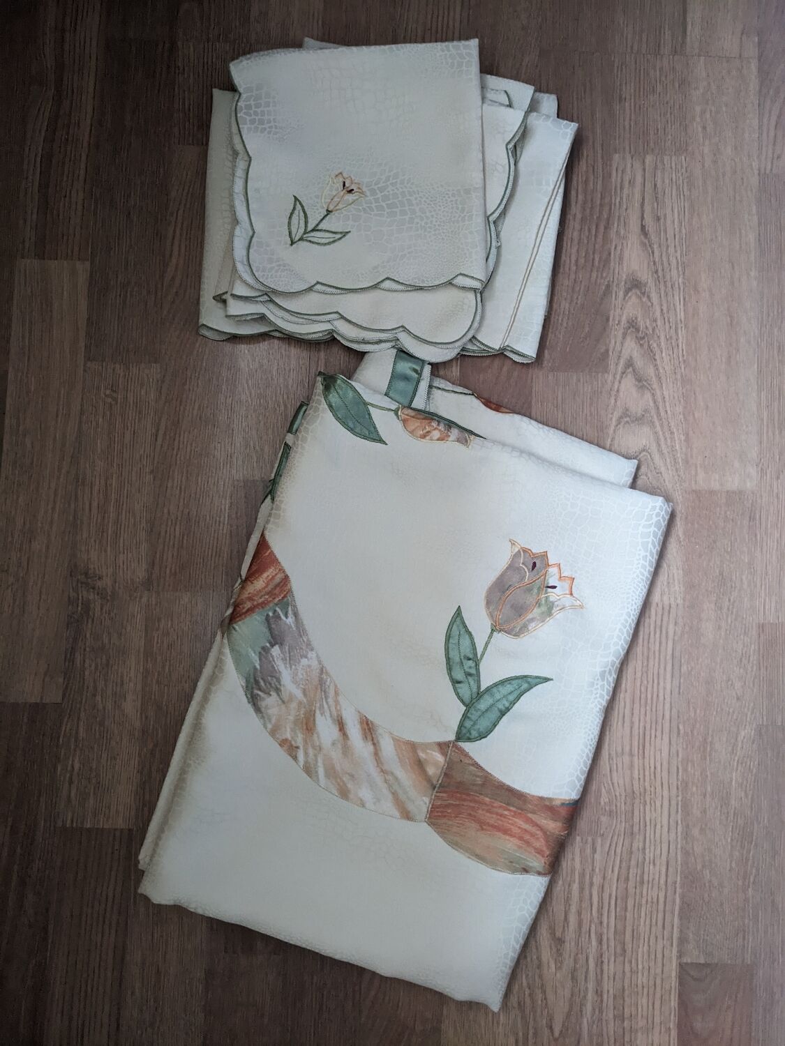 Tablecloth and napkins with a spring theme, vintage tulips, new polyester.