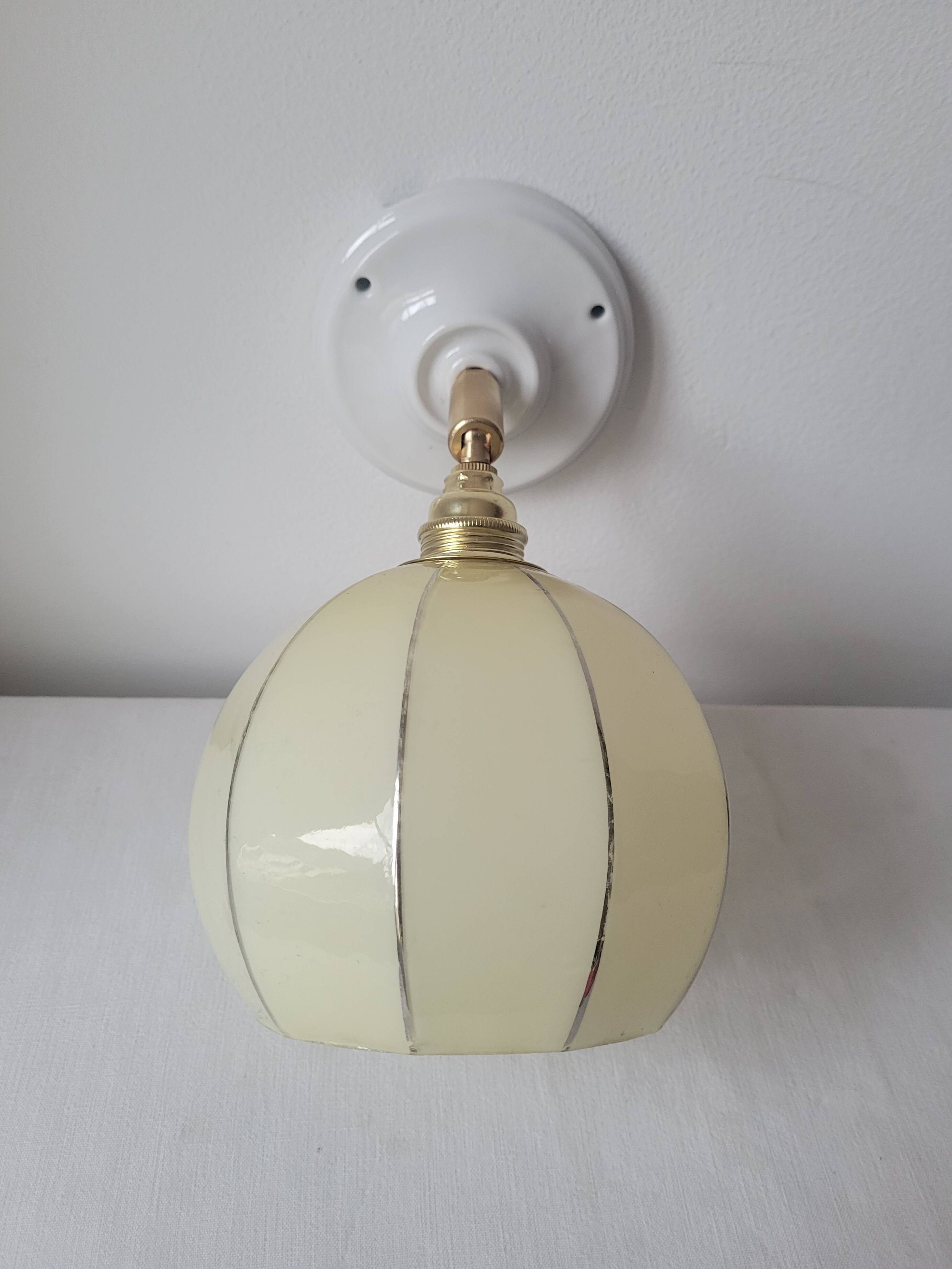 Wall lamp in opaline, brass and porcelain