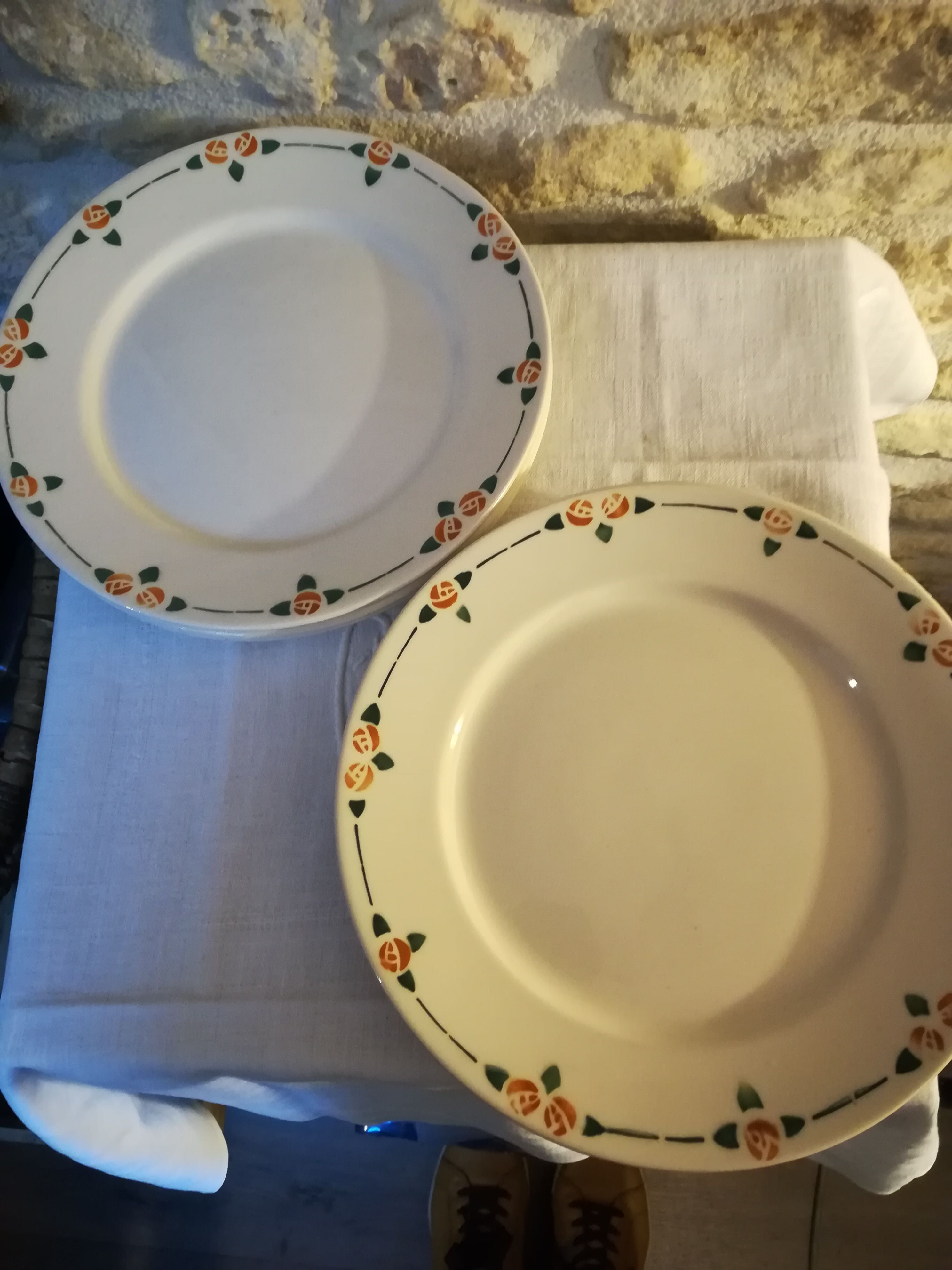 Six flat plates in faince Badonviller stylized flowers ochre and green