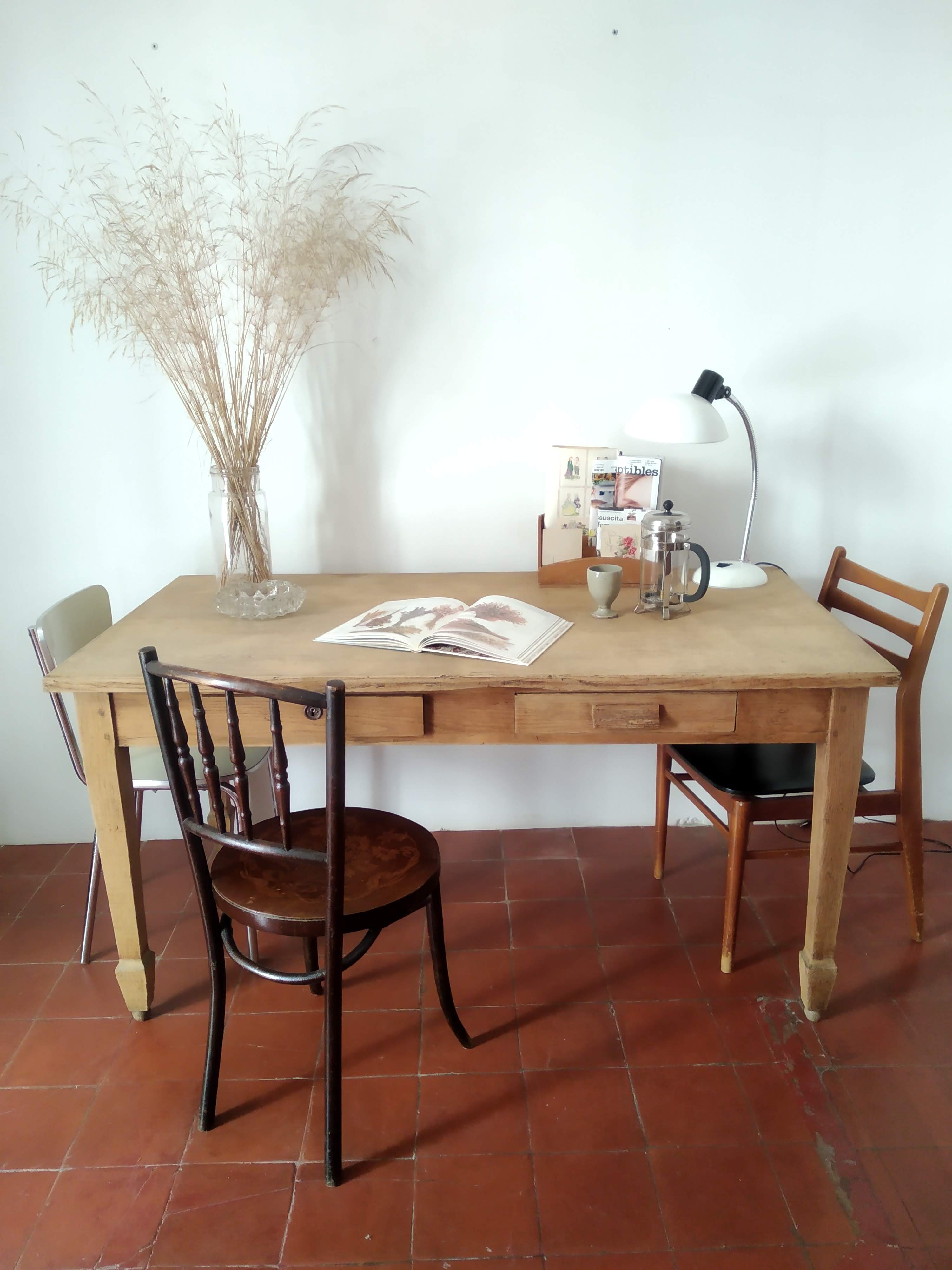 Antique oak table with 2 drawers