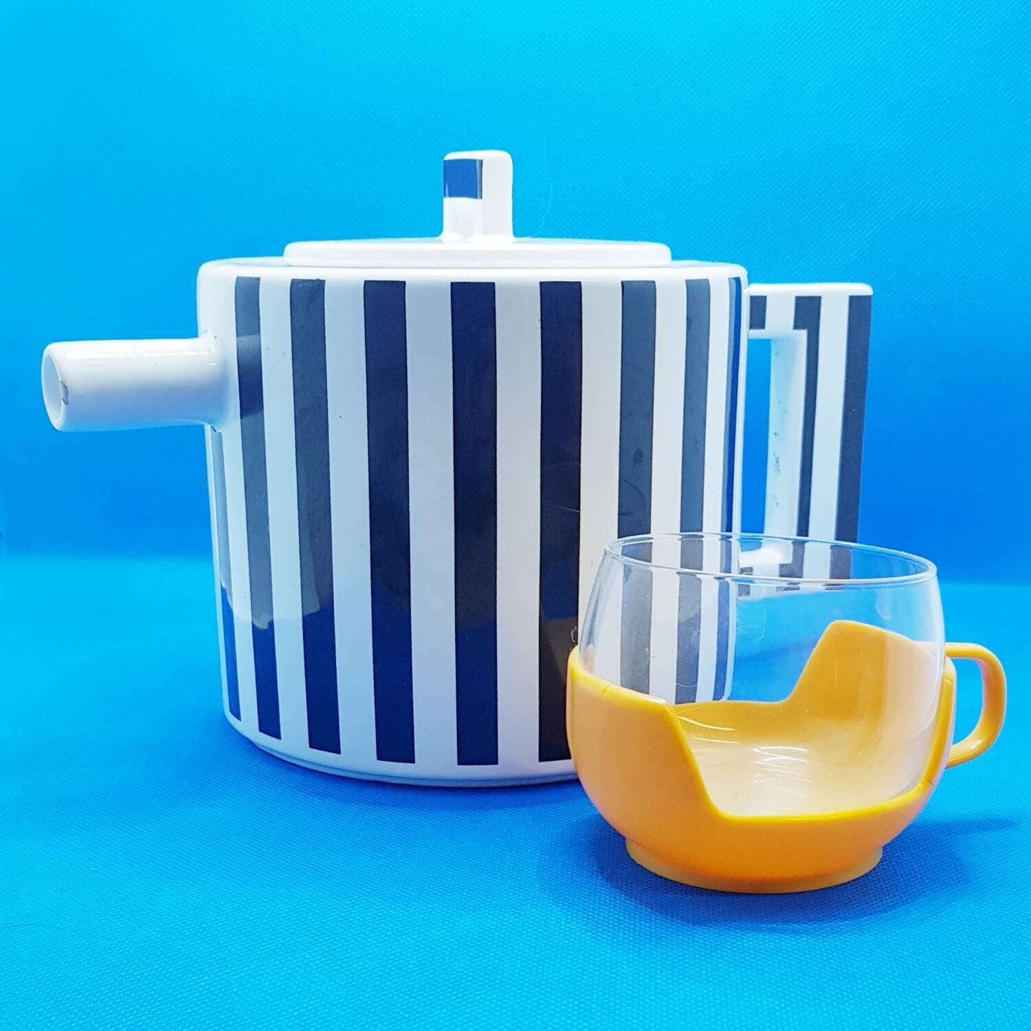 Grande théière rayée monochrome