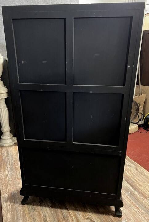 20th century China: Pretty bookcase in lacquer, hard stone and mother-of-pearl with three glazed sides