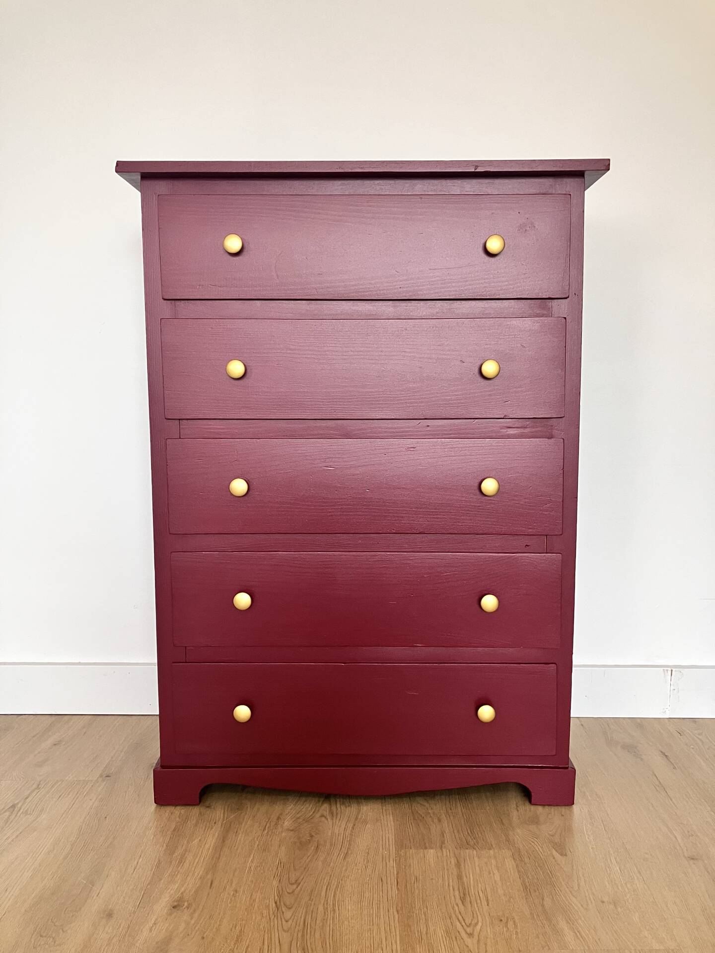 Chest of drawers with 5 drawers in black cherry.