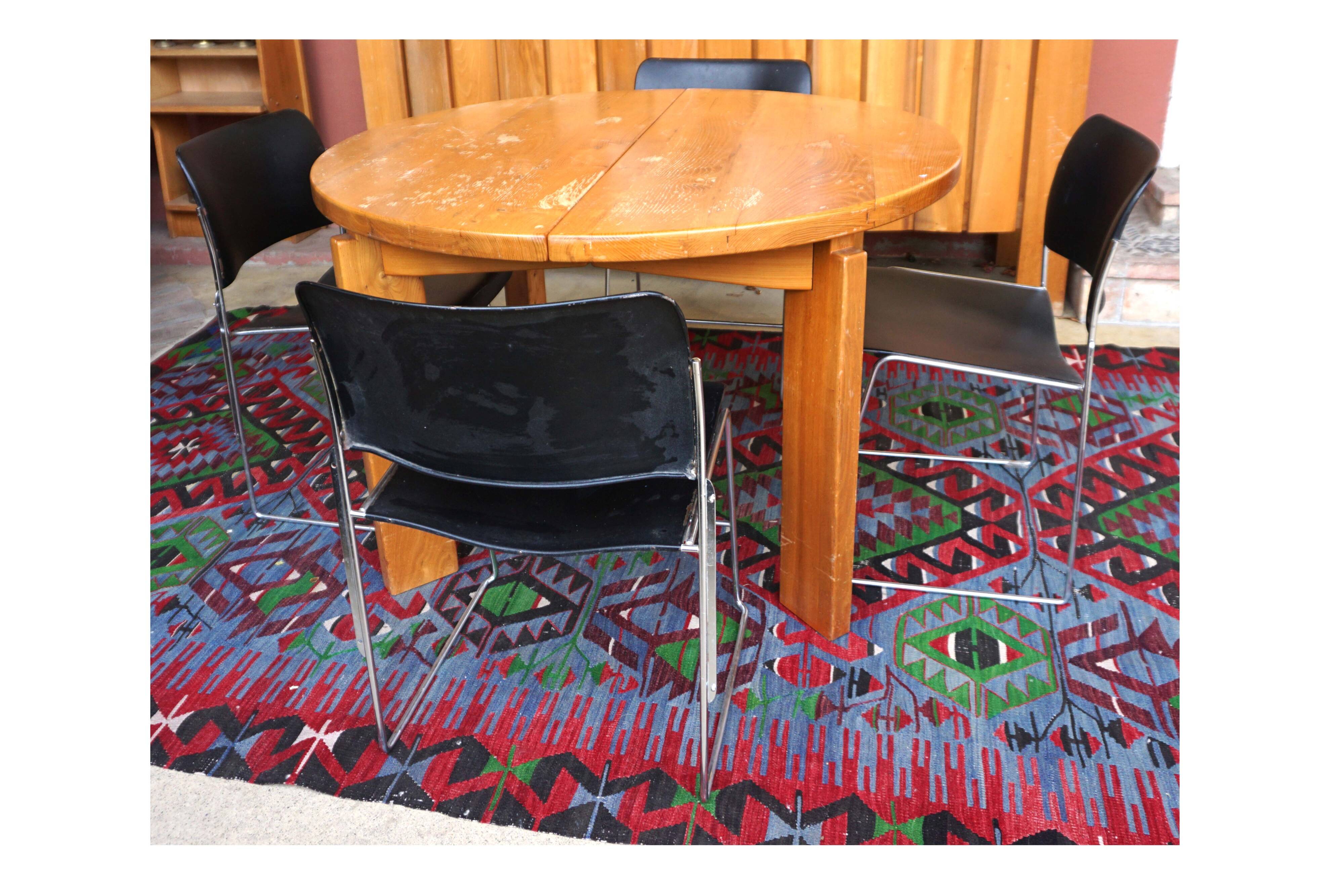 Maison Regain 70' extendable round table