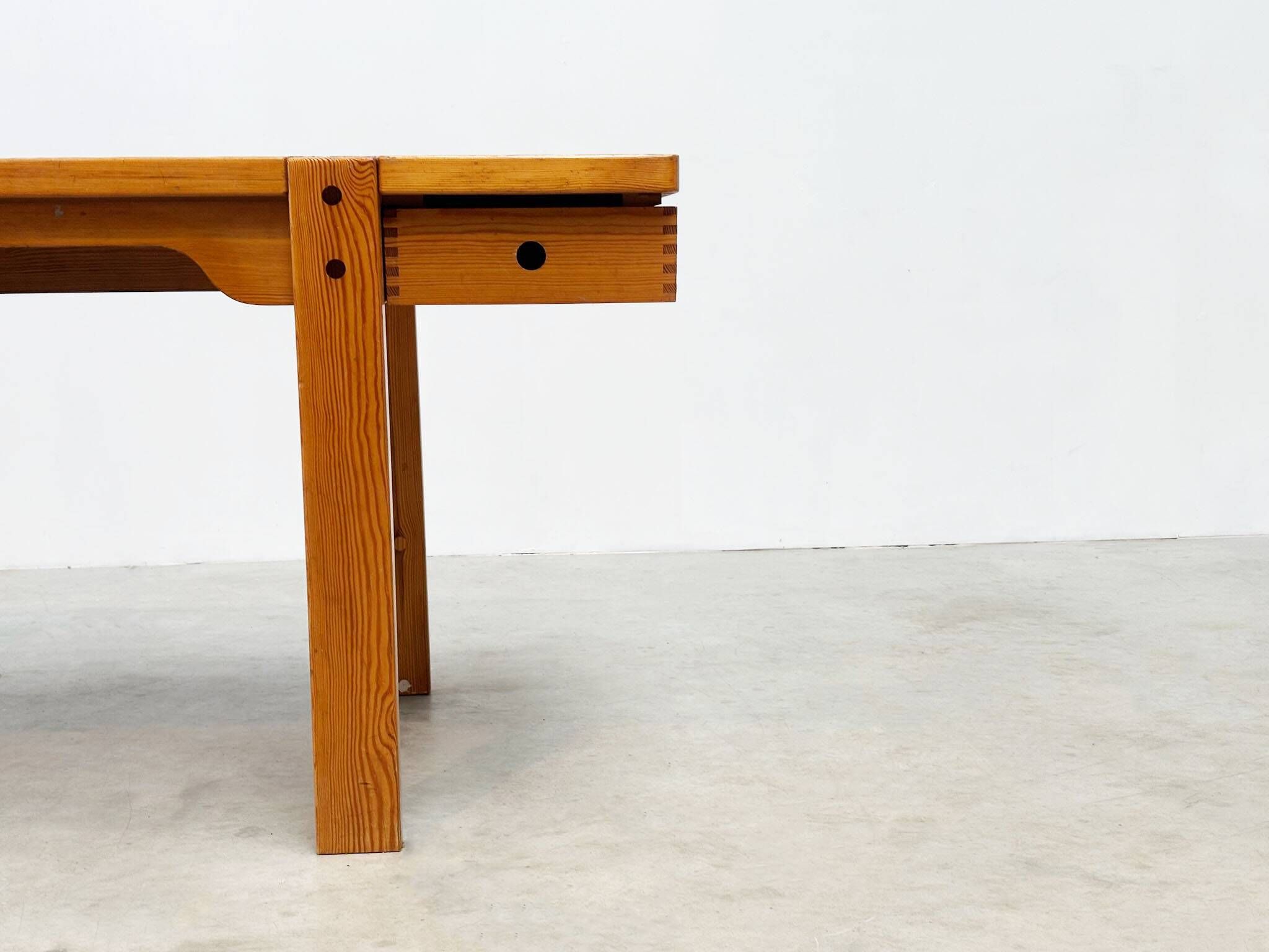Bureau en pin original des années 1970