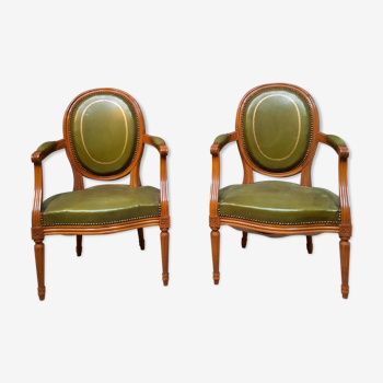 Paire de fauteuils en cuir de style Louis XVI
