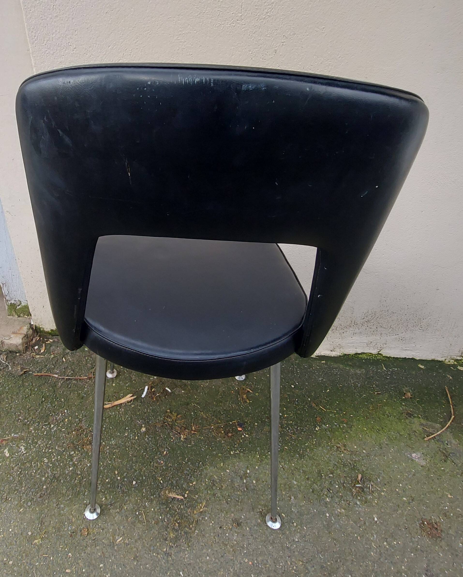 1 chaise noire 1960/70