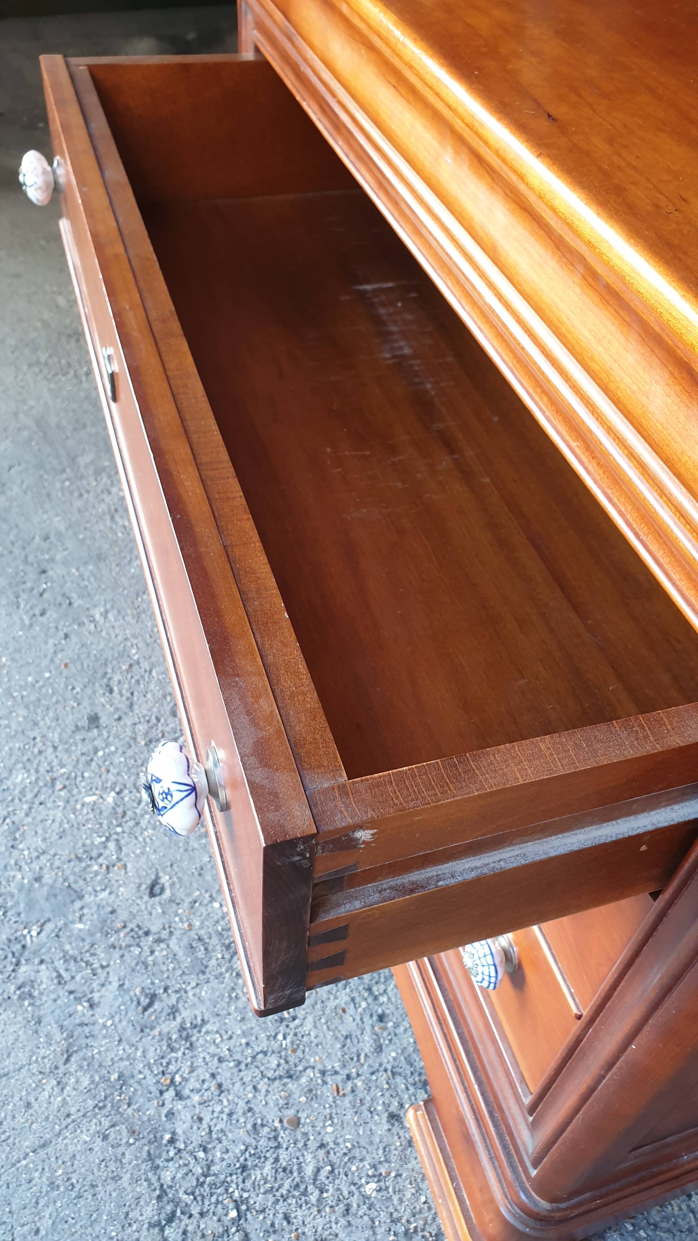 Commode louis Philippe à doucine 4 tiroirs merisier.