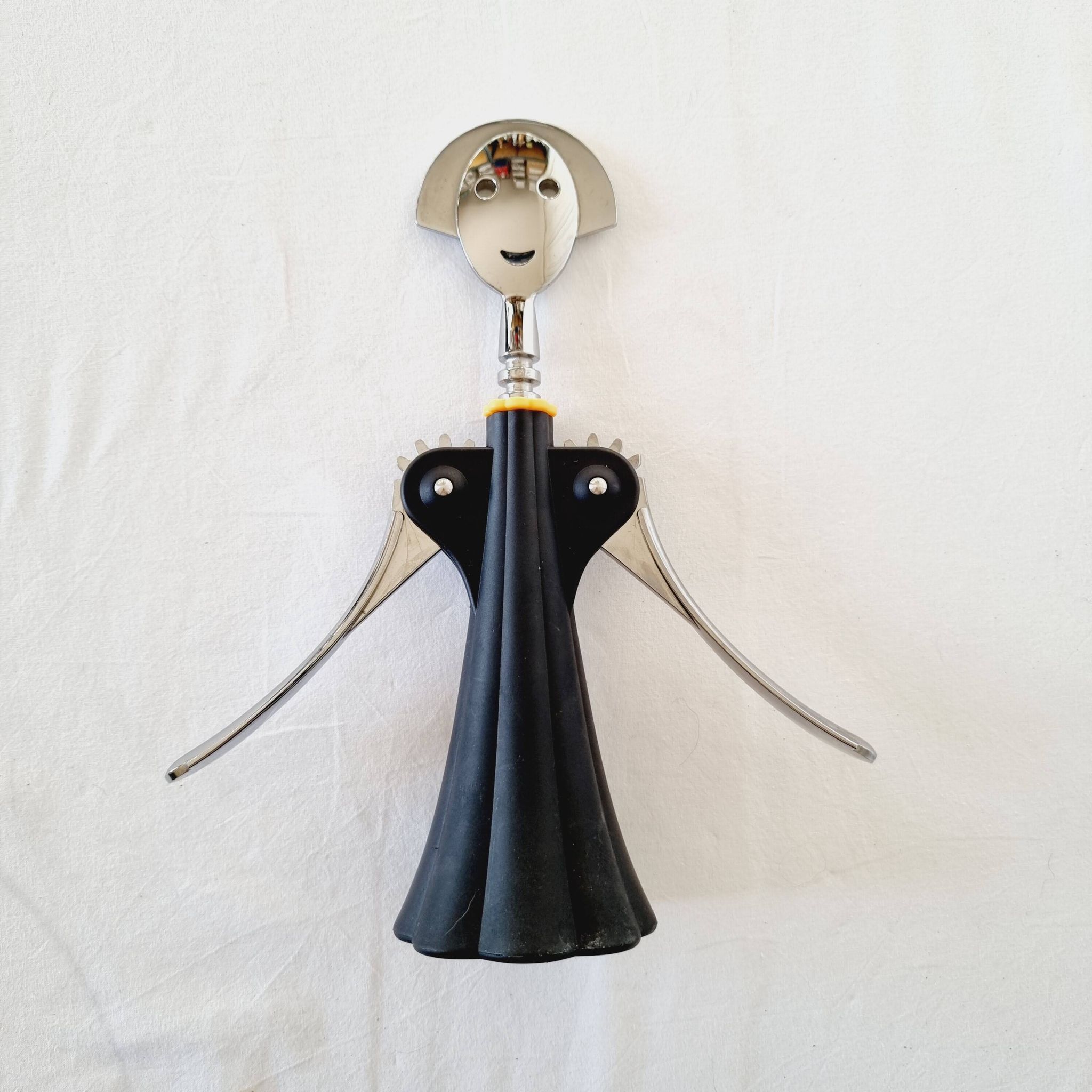 Célèbre ouvre-bouteille ou tire-bouchon Alessi conçu par Alessandro Mendini en 1994