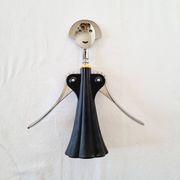 Célèbre ouvre-bouteille ou tire-bouchon Alessi conçu par Alessandro Mendini en 1994