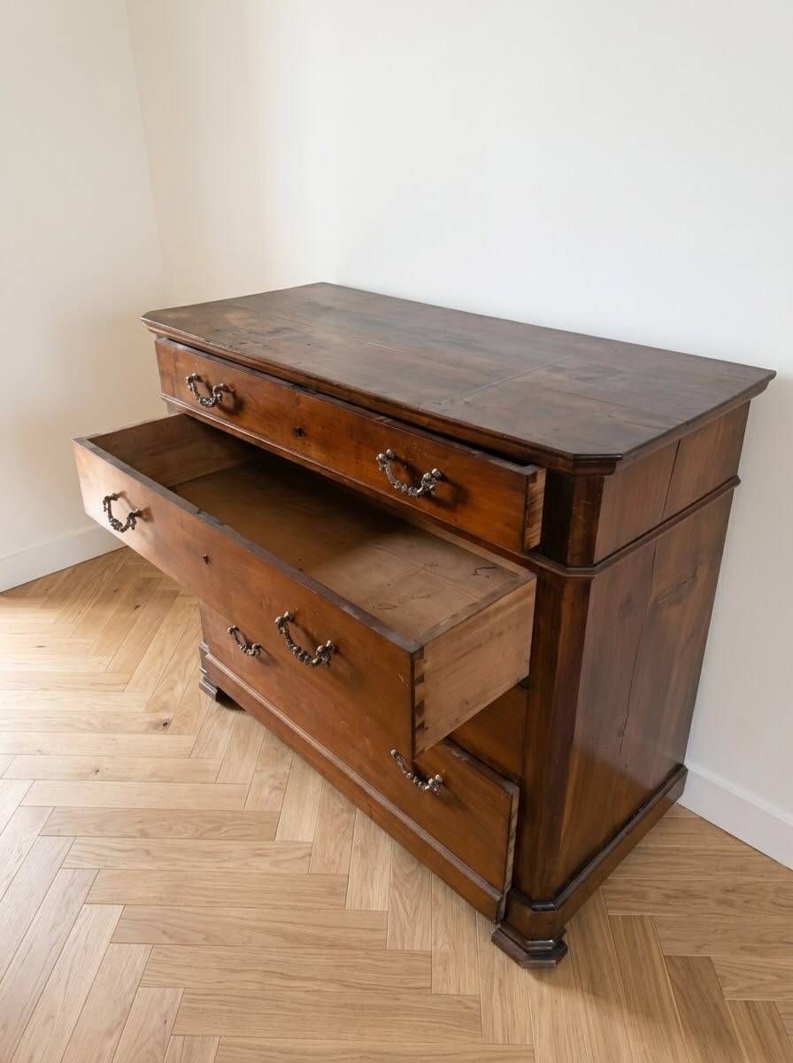 Antique solid wood chest of drawers with four drawers.