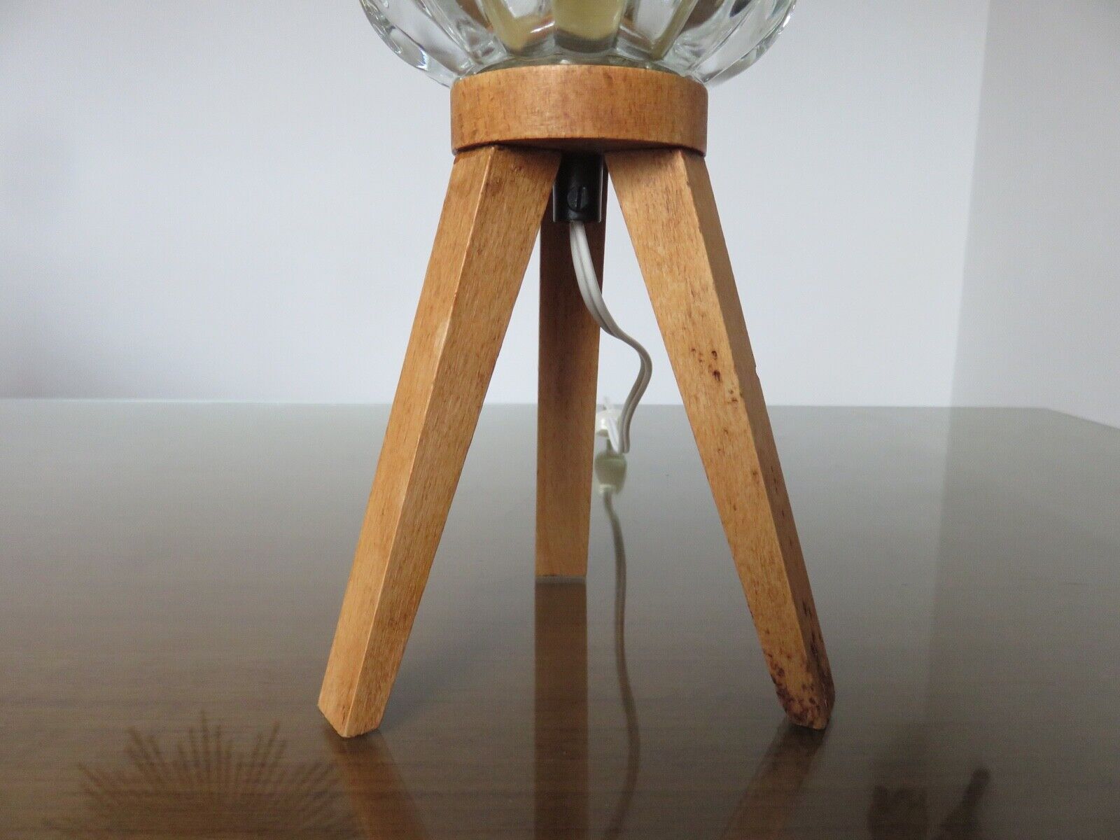Tripod lamp in wood and glass J.T. Kalmar 1970 Austria