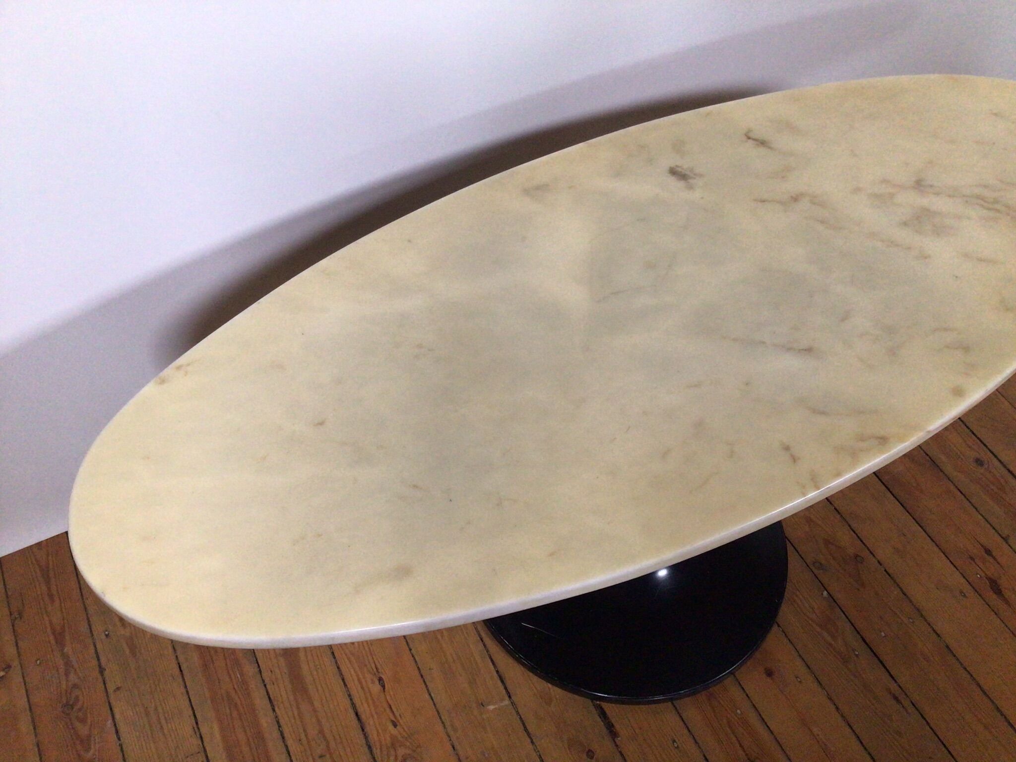 Table basse en marbre sur un socle tulipe