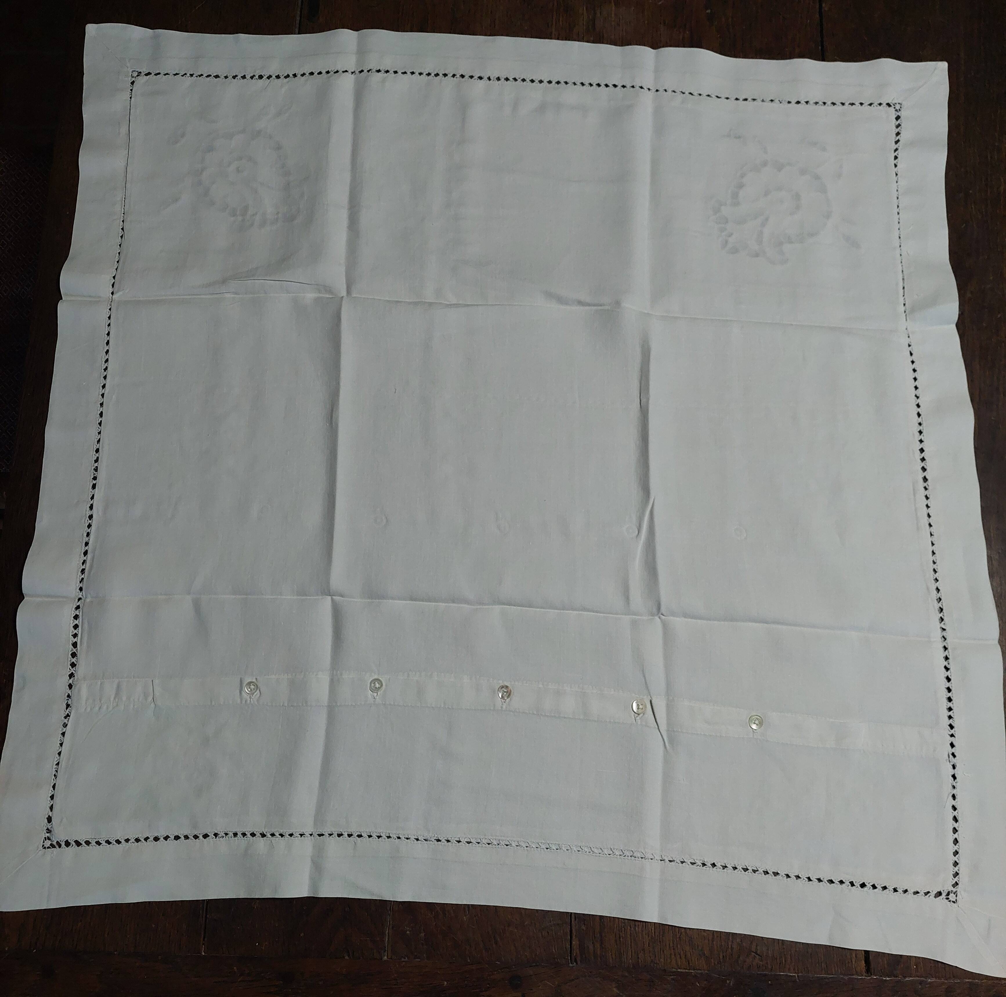 Old linen tablecloth, fine, with button closure, 75 x 75 cm.
