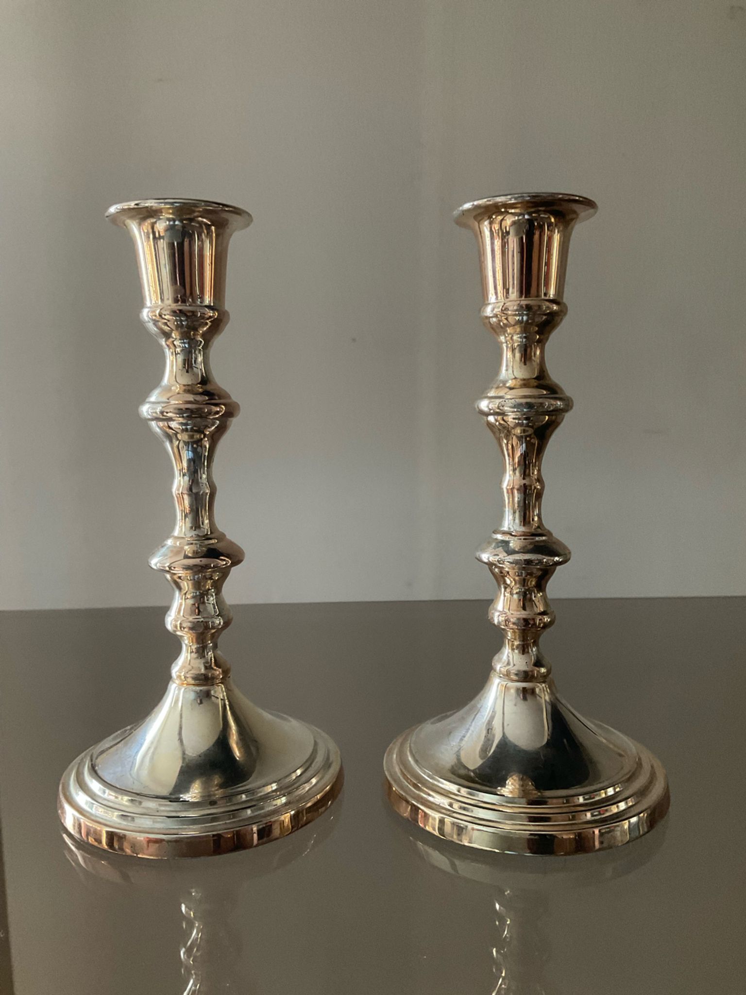 Paire de bougeoirs vintage en métal argenté