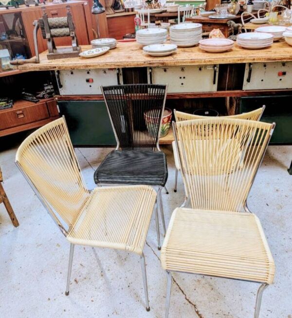 Suite de 4 chaises Scoubidou