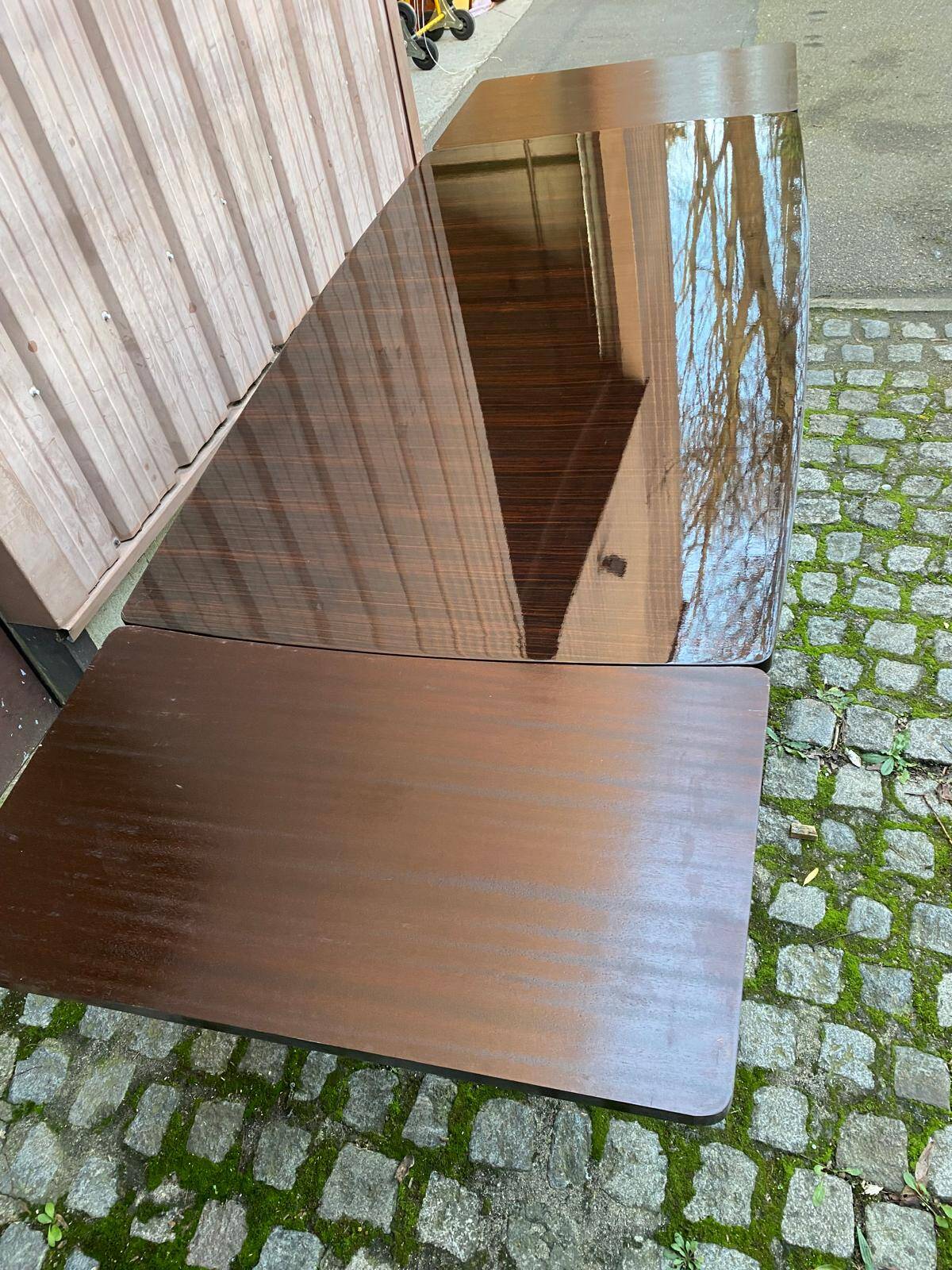 Scandinavian extendable dining table made of solid wood and rosewood effect.