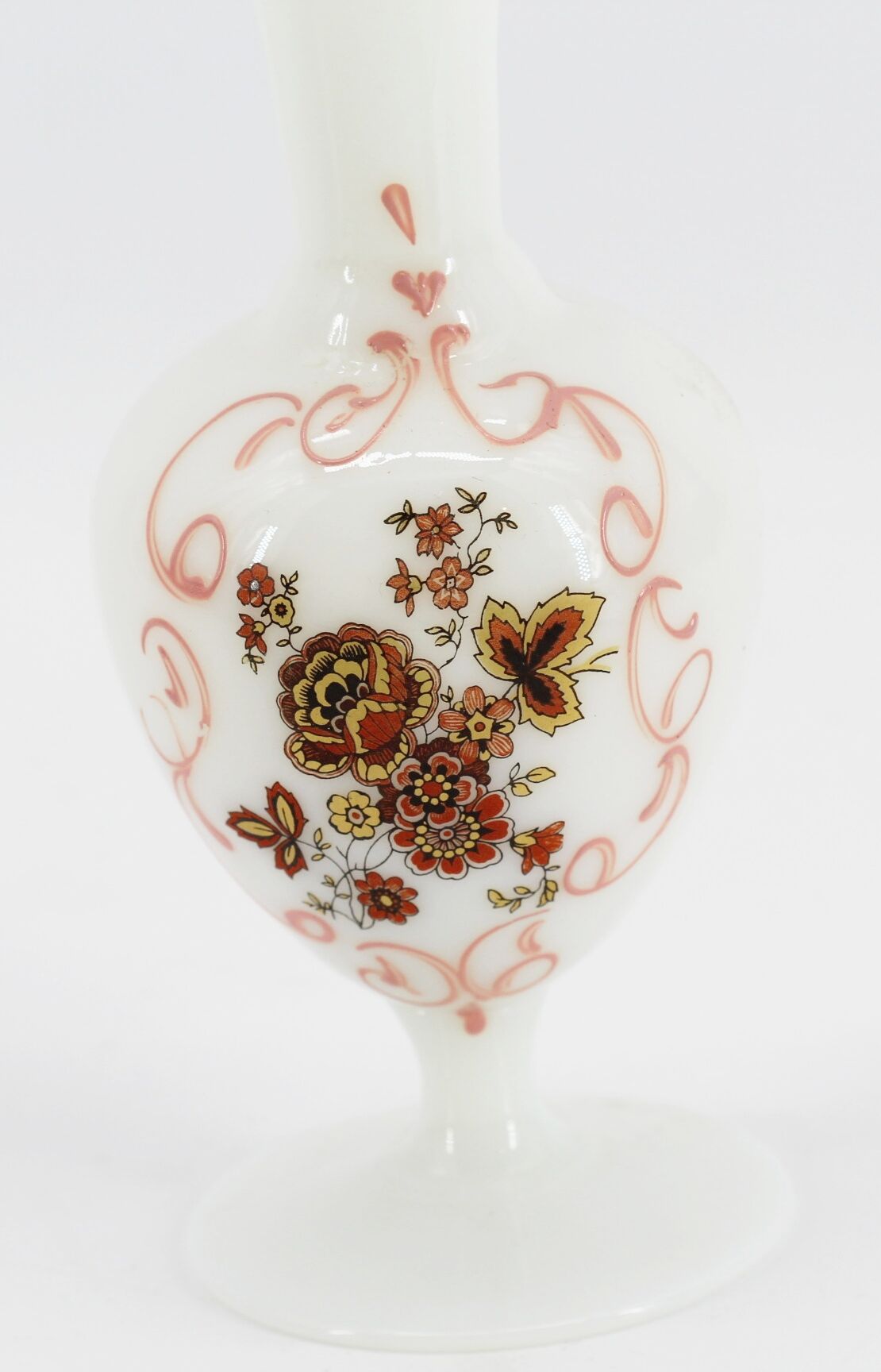Vase in white opaline flowers