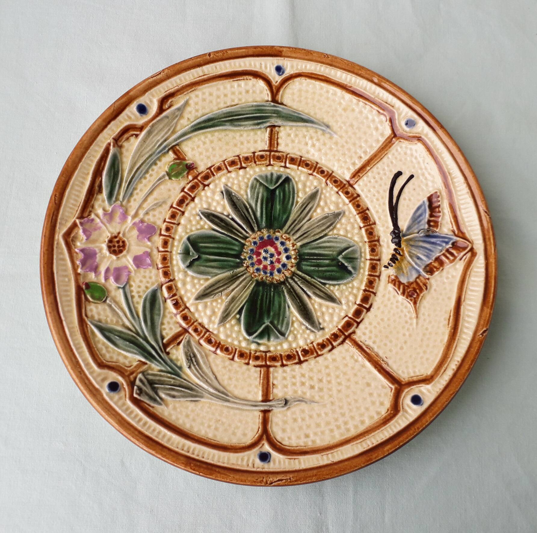 Assiette en barbotine