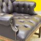 Chaise à dossier à oreilles de style Chesterfield en cuir capitonné vintage (le prix est pour une chaise)