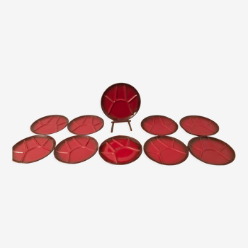 Série de 10 assiettes en céramique émaillée rouge années 70