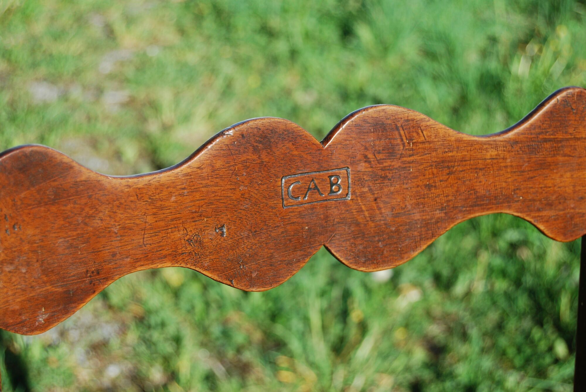 Louis XIII walnut chair feet in balustre brace in H
