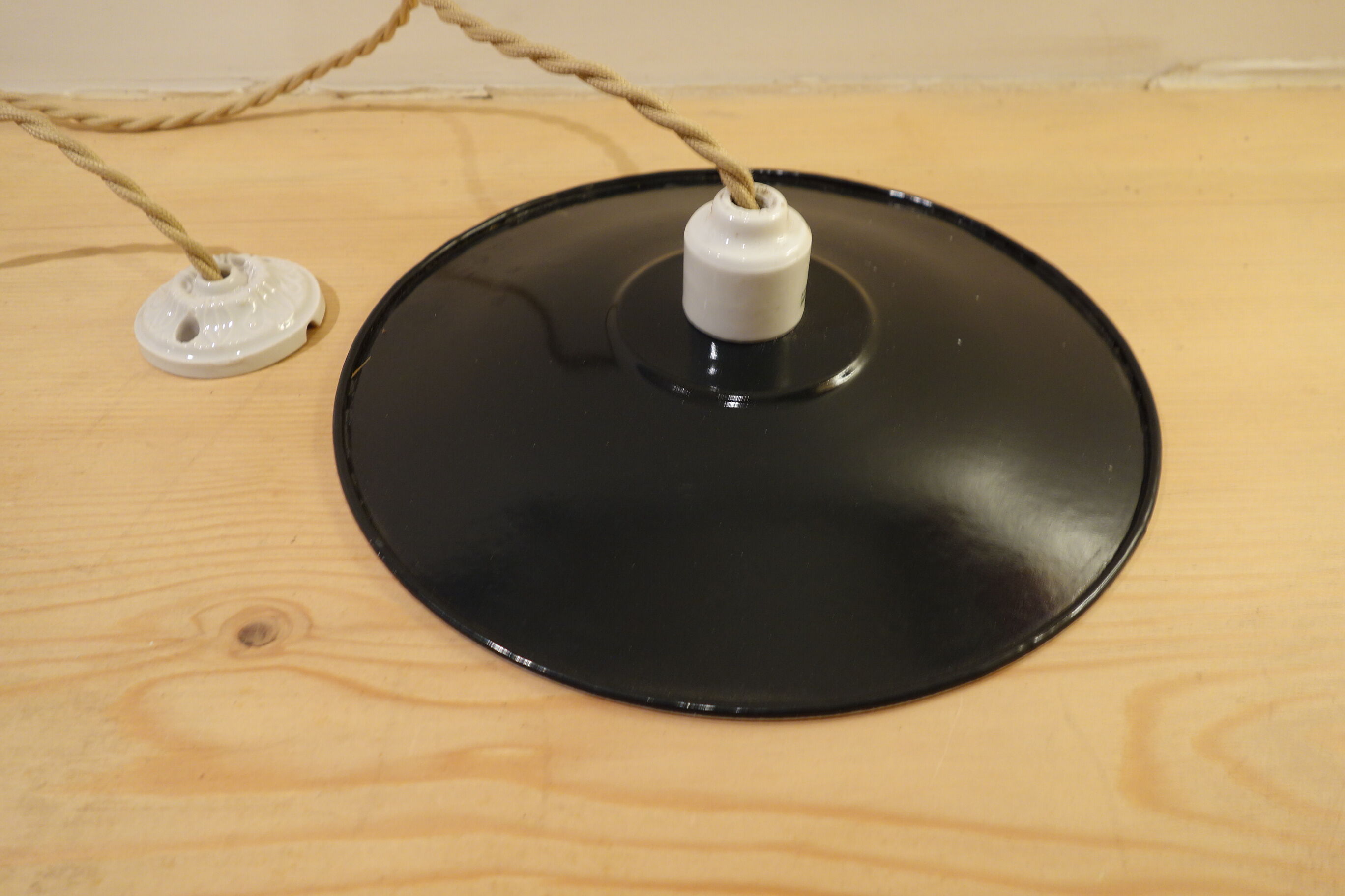 Black enamelled suspension - porcelain rosette