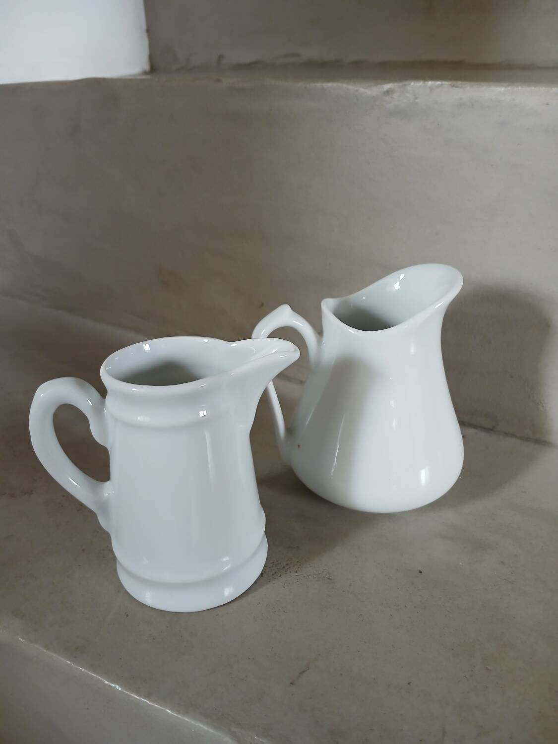 2 petits pichets en porcelaine blanche