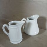 2 petits pichets en porcelaine blanche