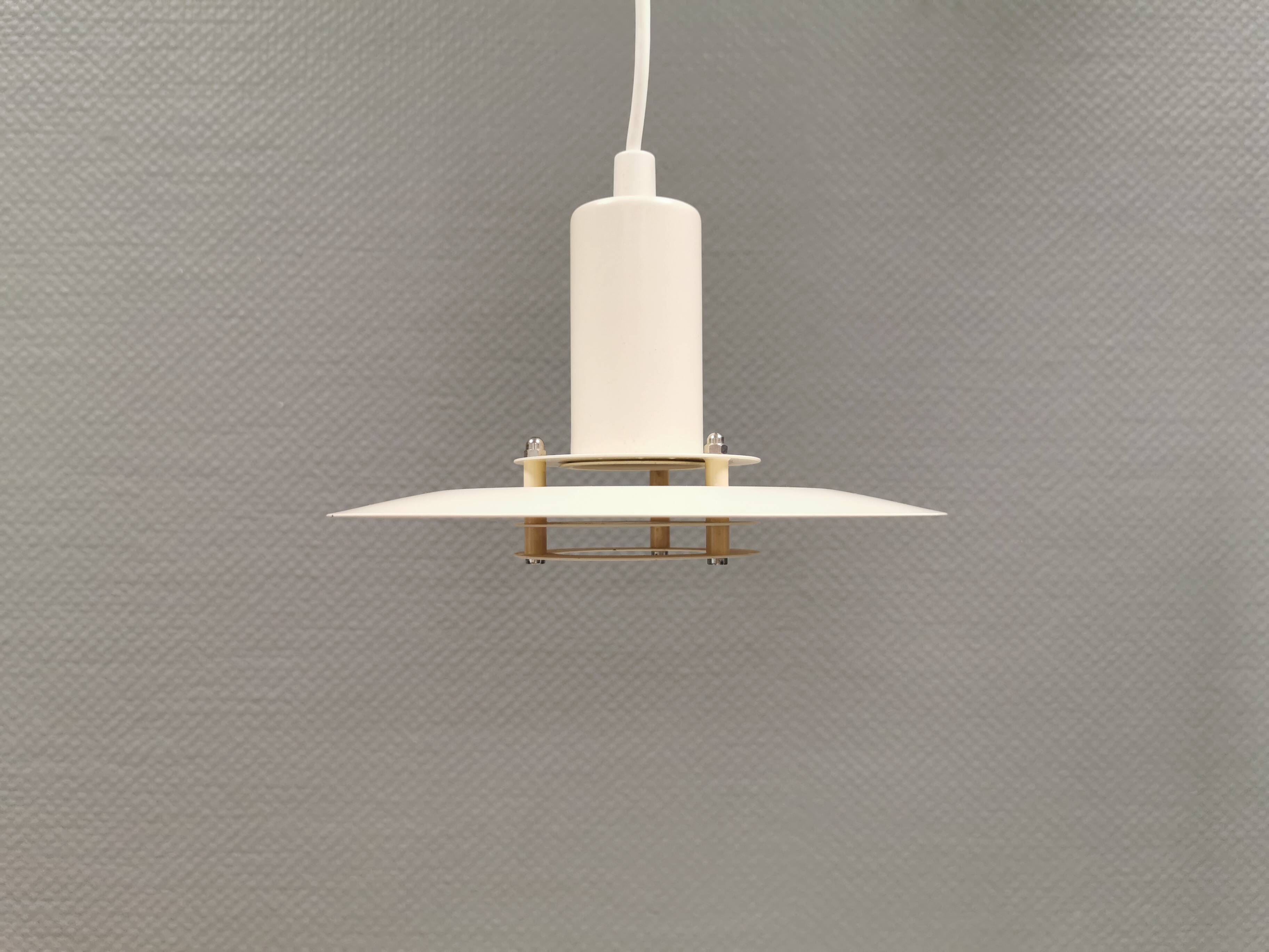Une lampe suspendue minimaliste blanche de Lyfa Danemark, années 1980.