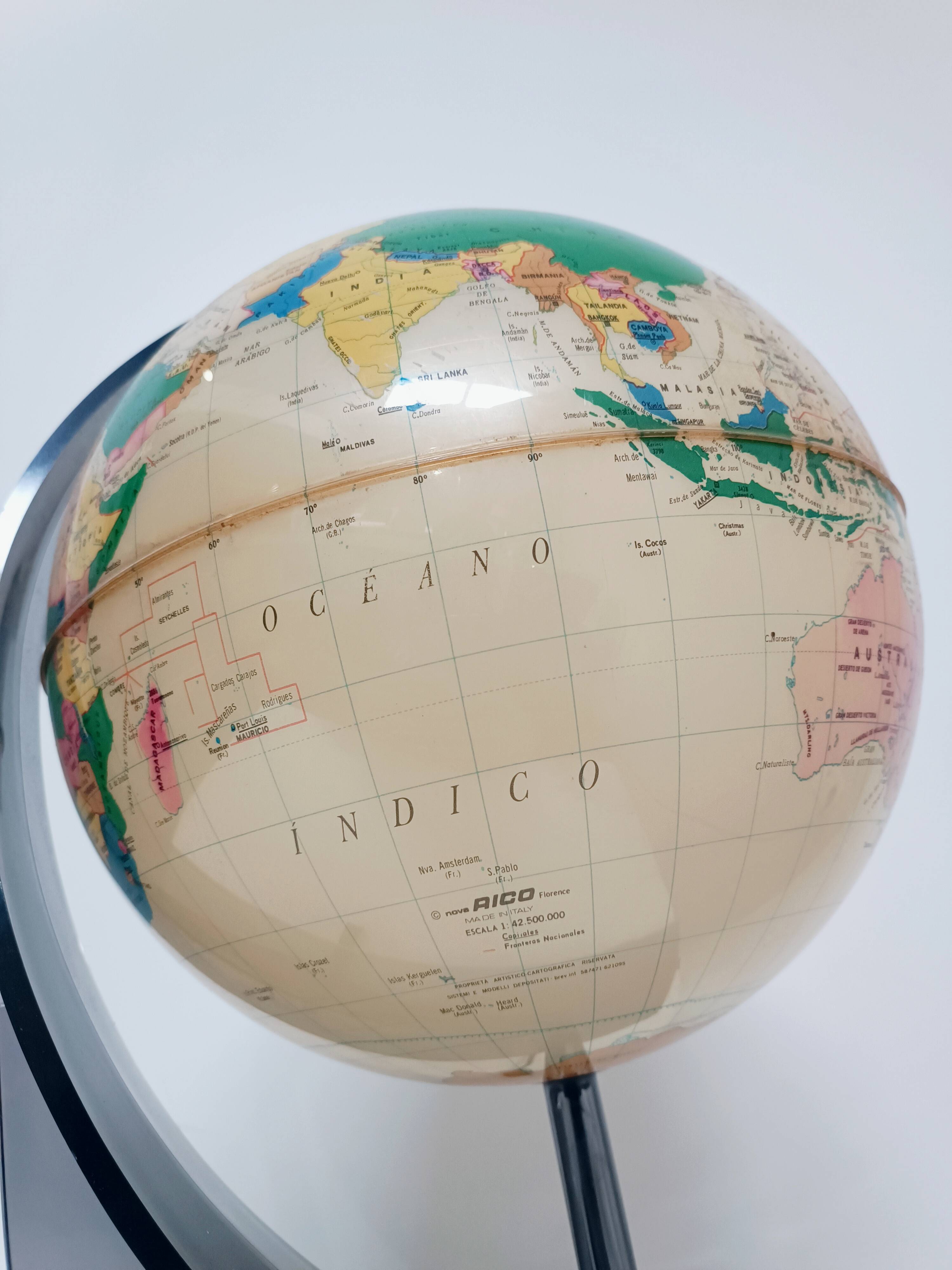 Illuminated terrestrial globe in plexiglass by Nova Rico Florence 1969