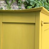 Armoire parisienne bonnetière ancienne jaune poudré.