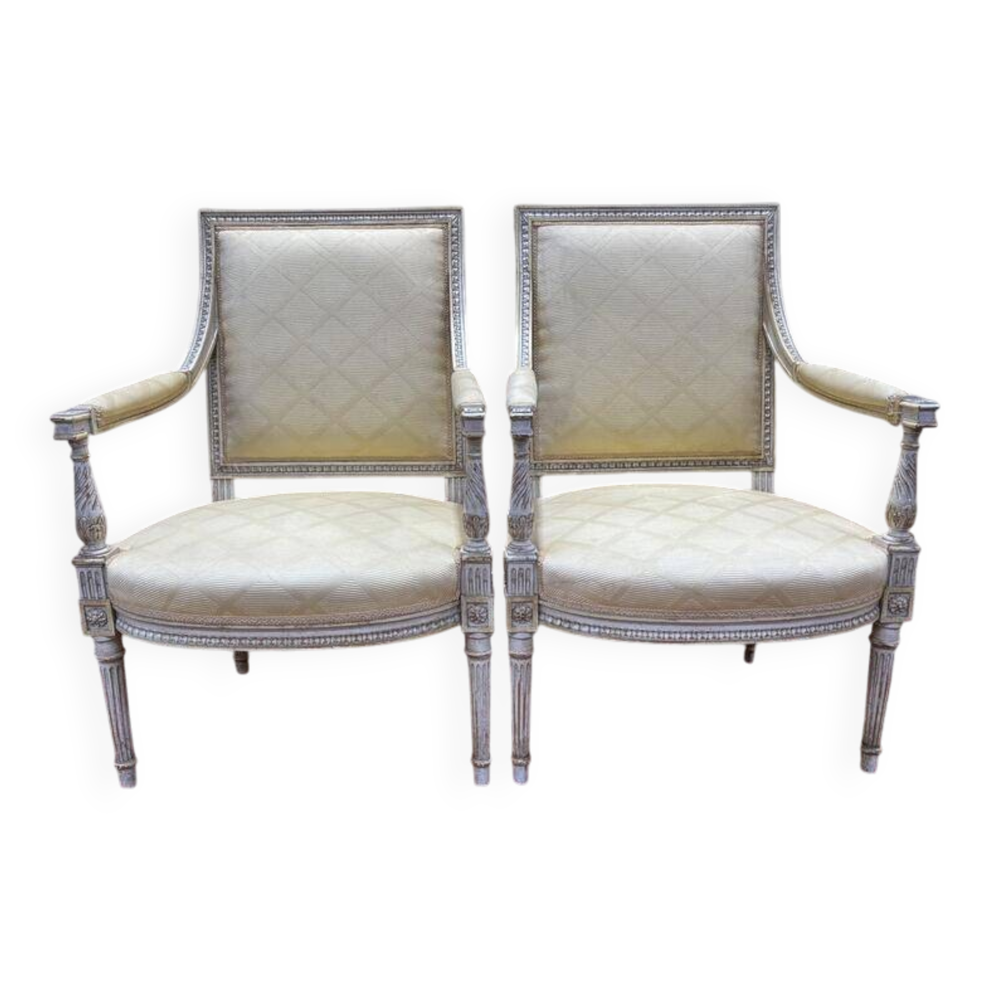 Paire de fauteuils de style Louis XVI en bois patiné