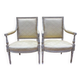 Paire de fauteuils de style Louis XVI en bois patiné