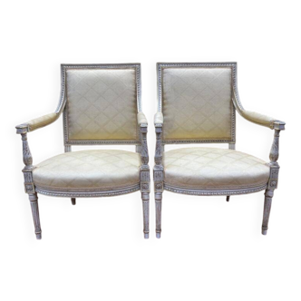 Paire de fauteuils de style Louis XVI en bois patiné