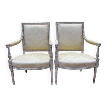 Paire de fauteuils de style Louis XVI en bois patiné
