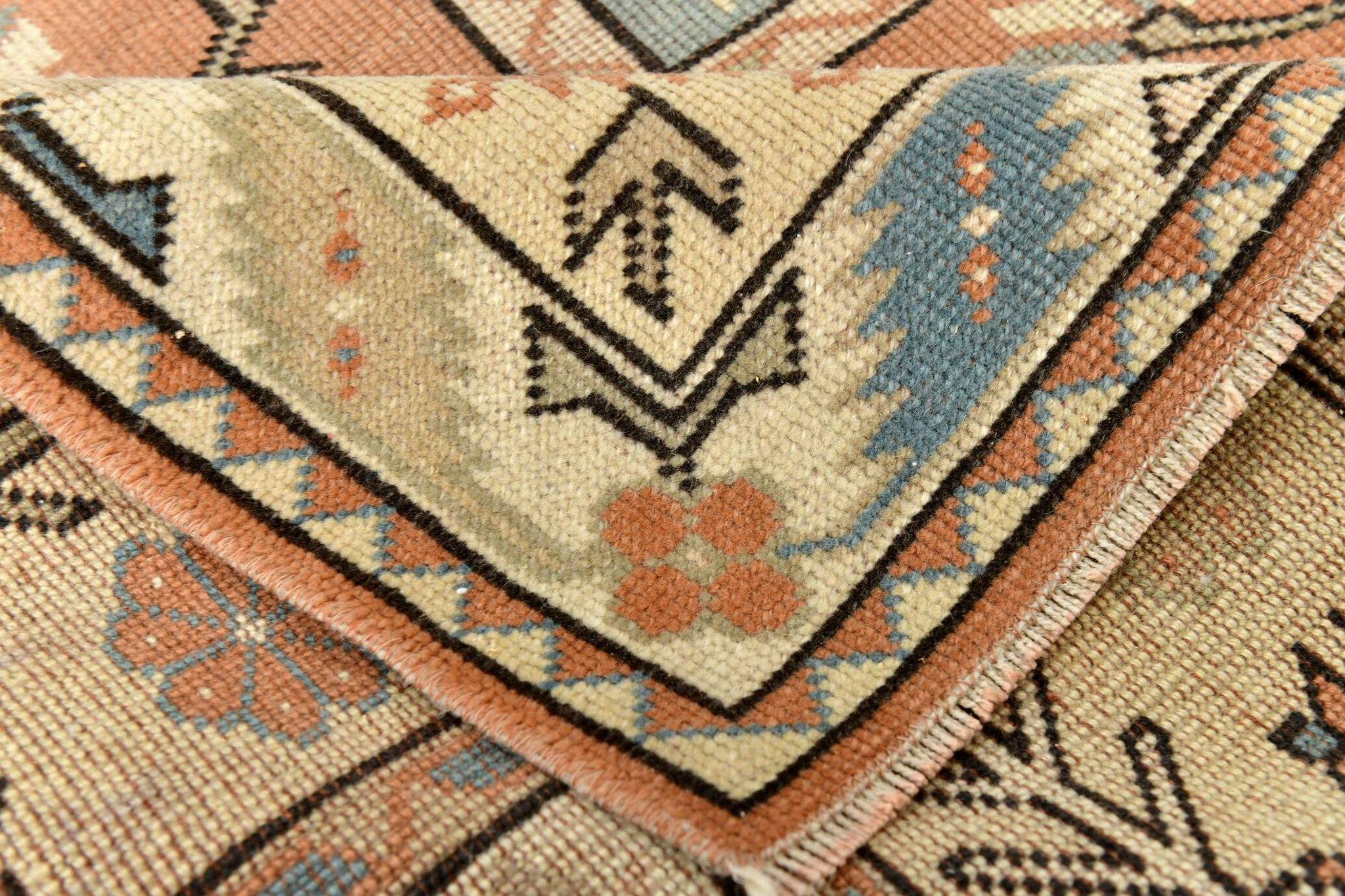 Tapis persan carré saumon et crème, 194x212 cm