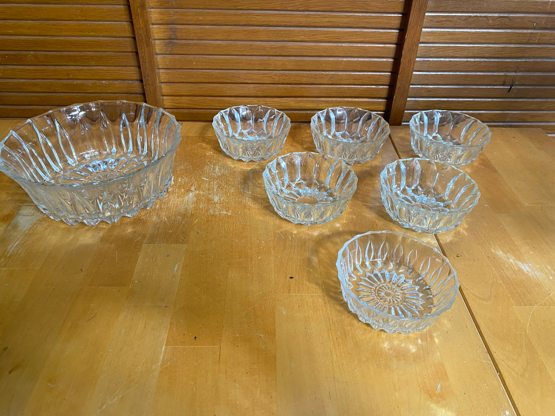 Salad bowl + 6 glass fruit cups for ice cream, mousse, chocolate, vintage moulded glass