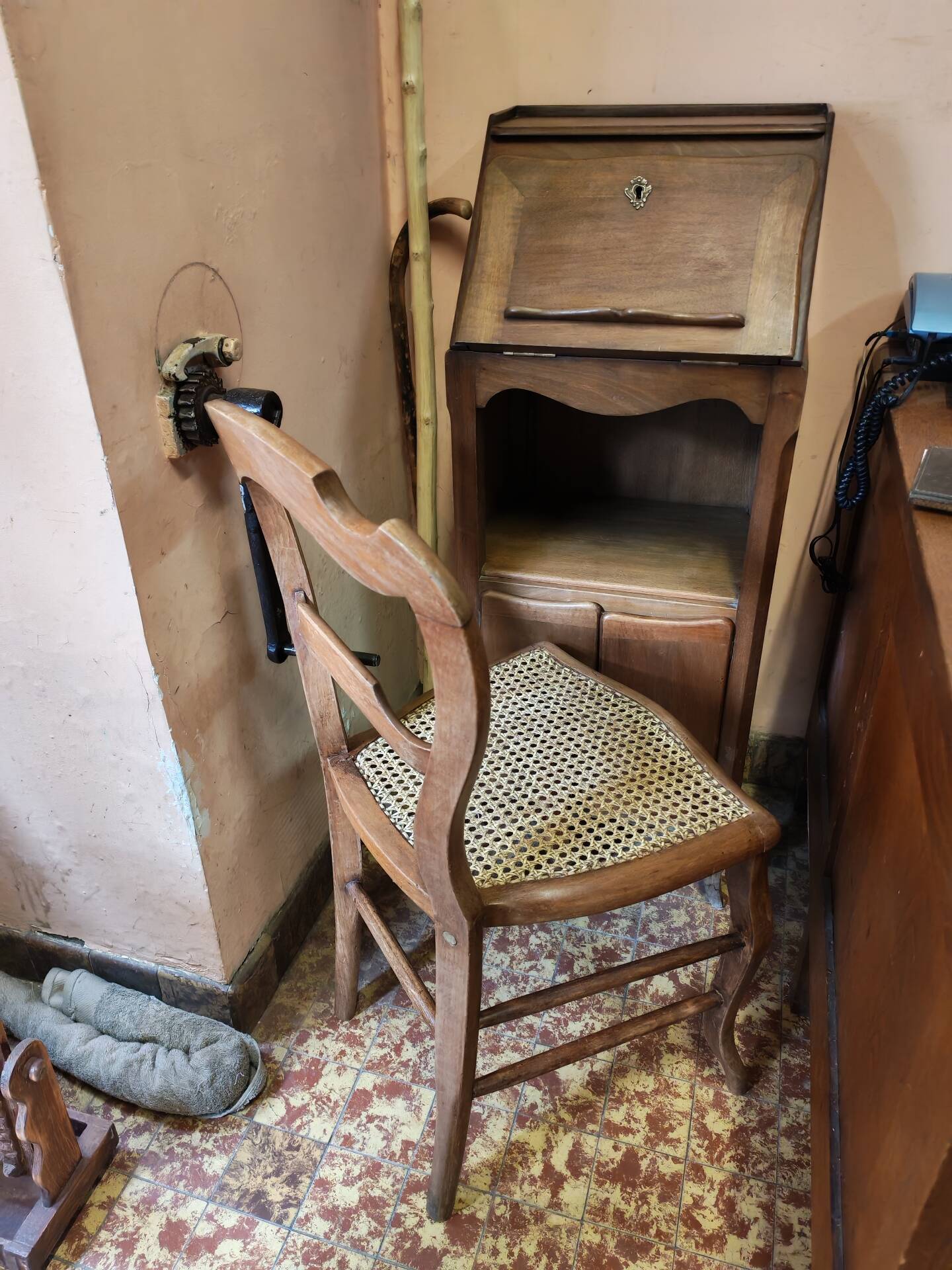 Set consisting of a small scriban desk and its antique chair.