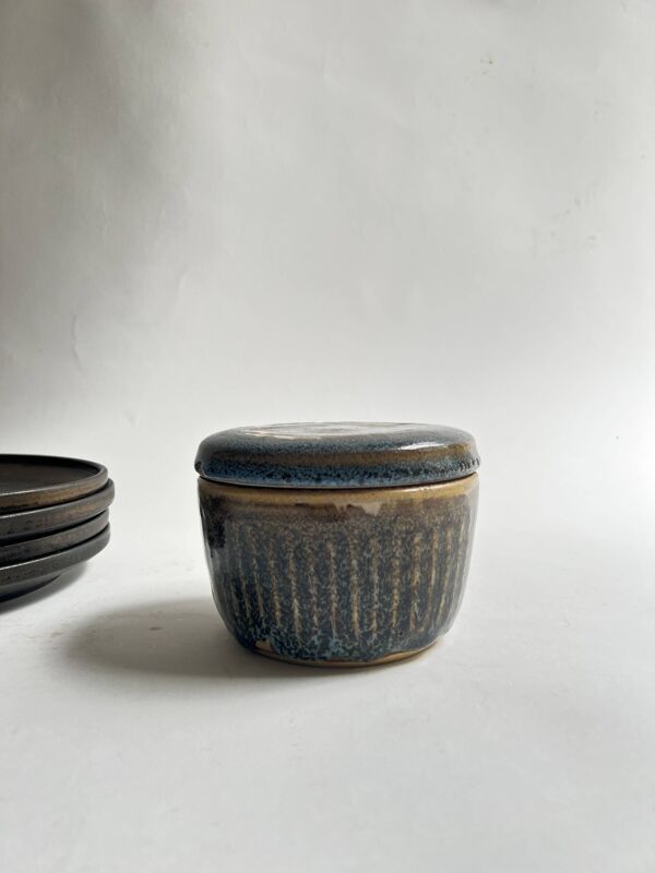 Boite céramique émaillée bleu profond, signéeAbbaye Font Gombault, France