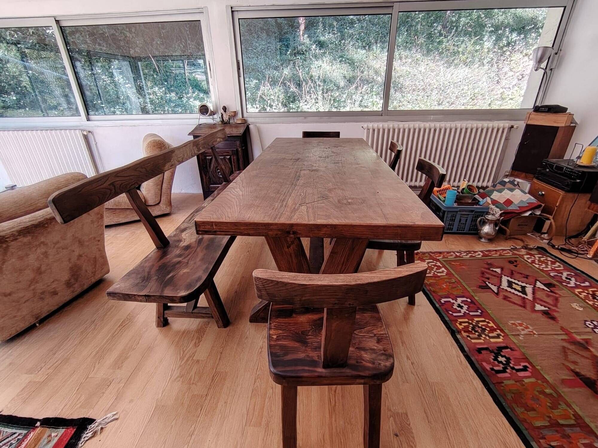 Set table, 4 chairs and a brutalist bench in the Regain style.