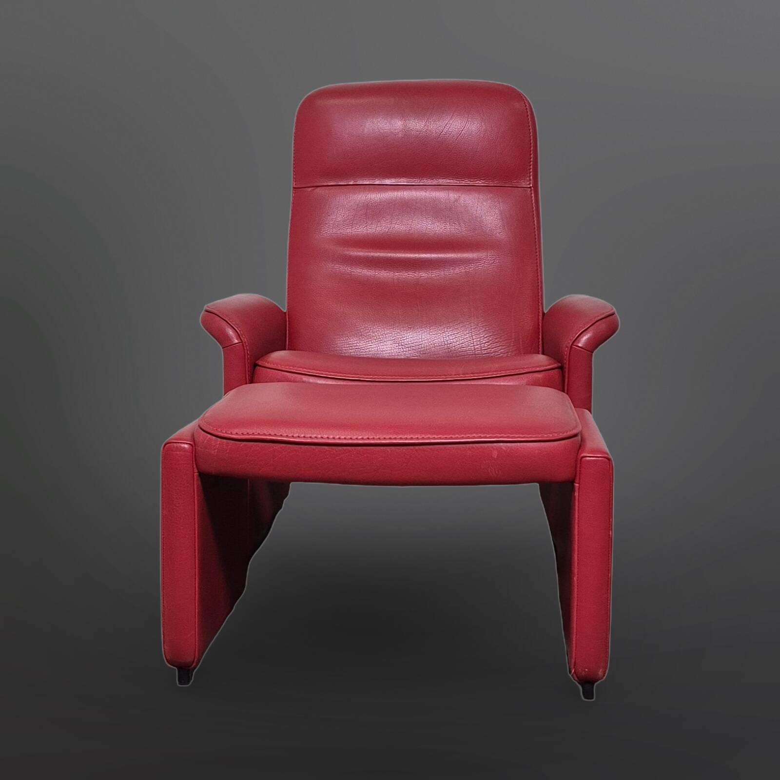 Desede DS50 avec pouf en cuir rouge, Suisse années 1980.