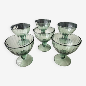 6 Coupes sur pied en verre pressé moulé vert