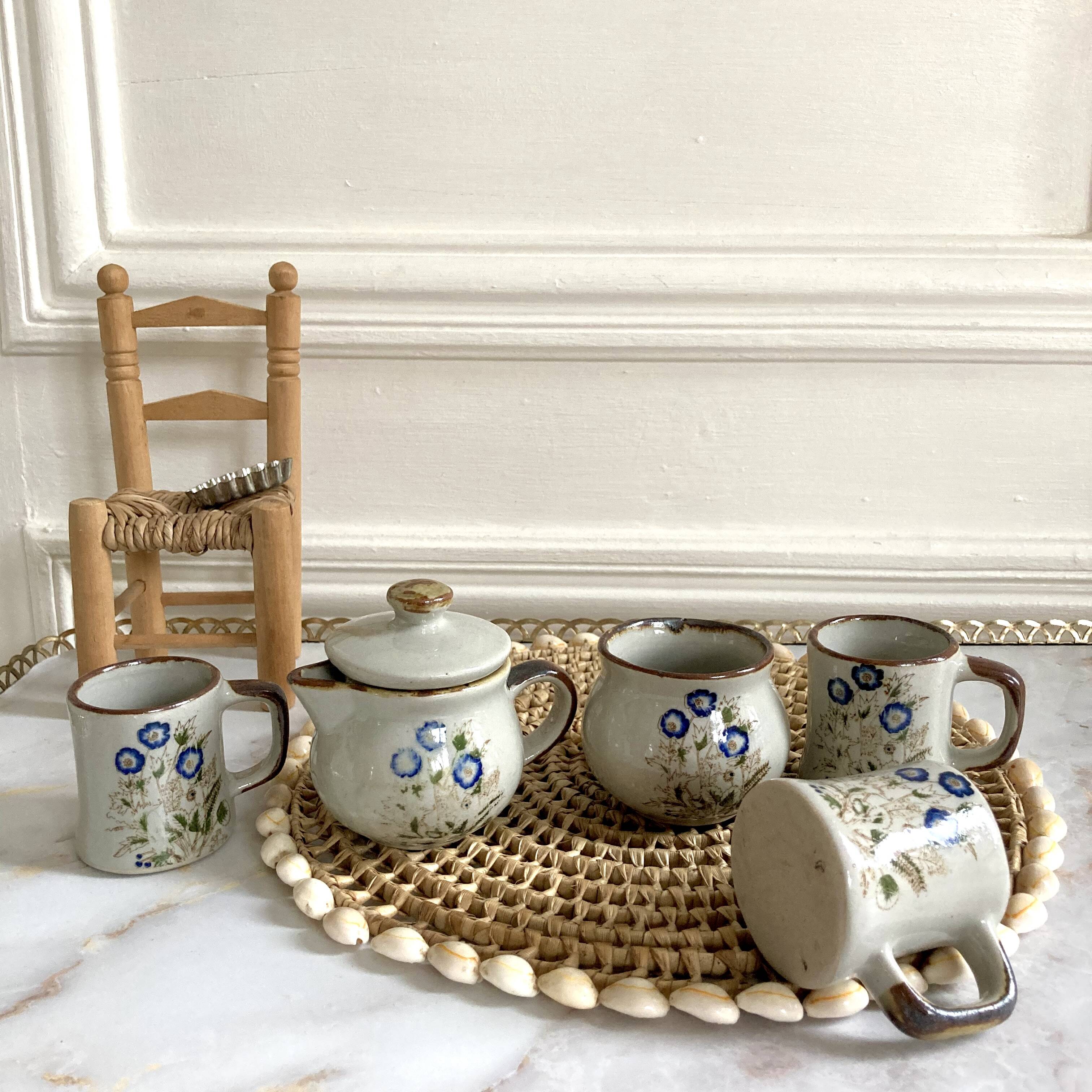 Vintage stoneware dinette with flower decor