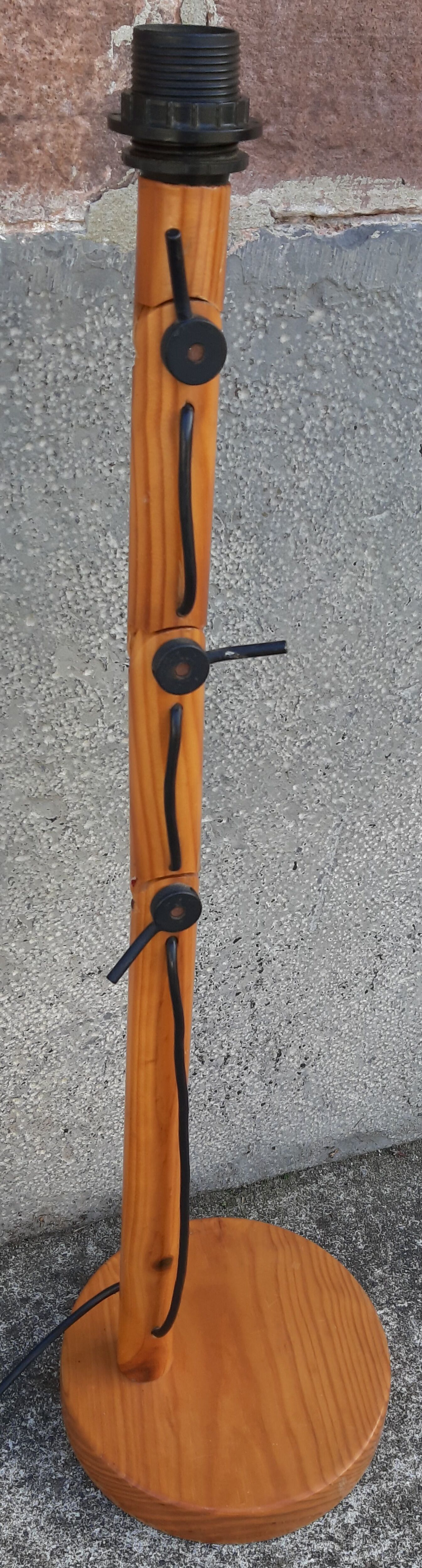 Articulated wooden lamp